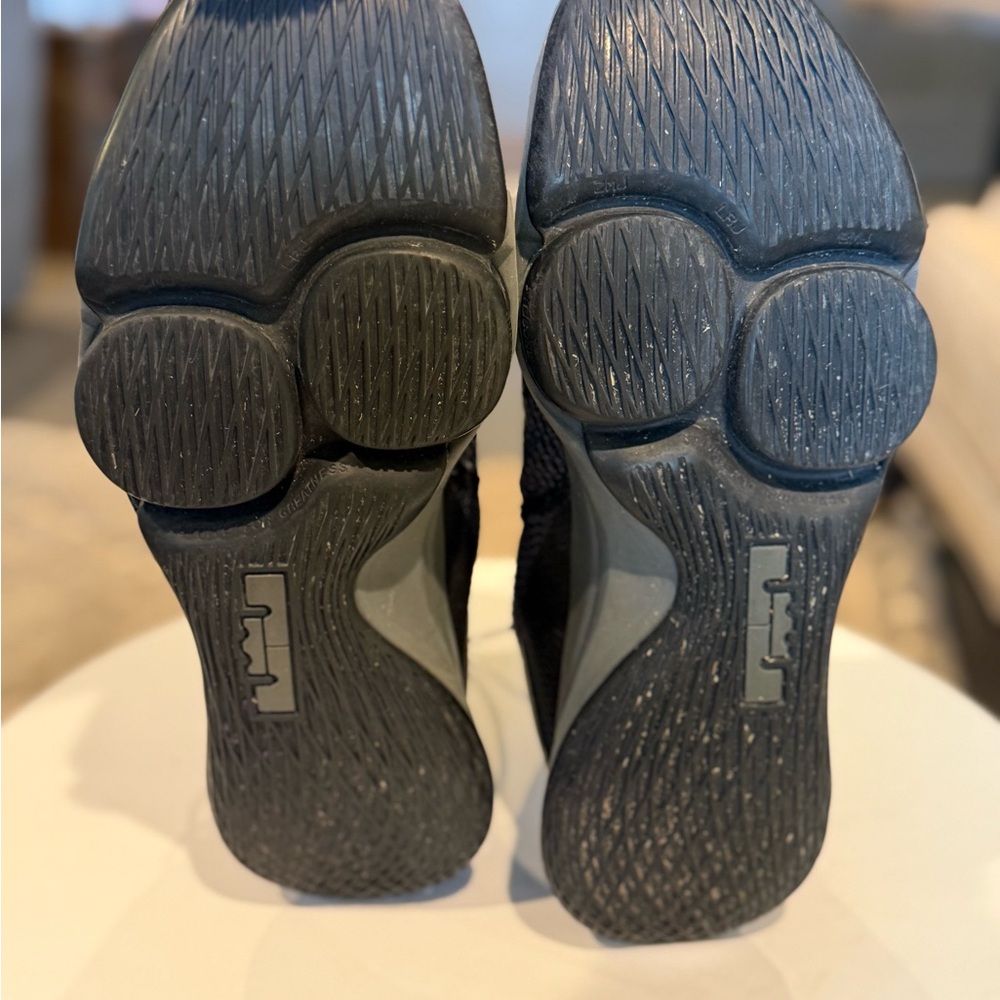 Nike Men’s LeBron Witness 4 Basketball Sneakers - Picture 3 of 7